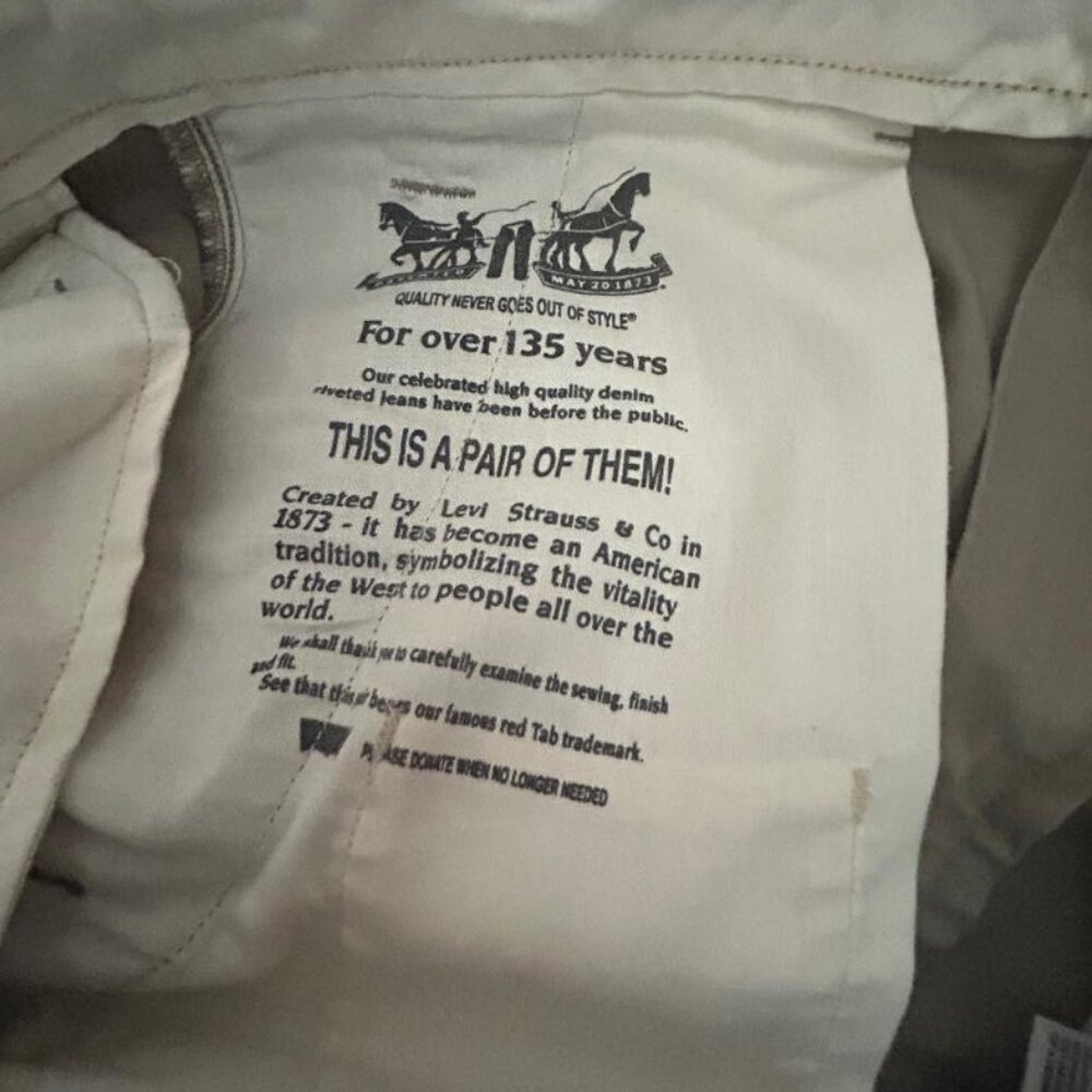 Levi's 36 waist, relaxed fit, cargo shorts. Brand new with tag. - Picture 4 of 5